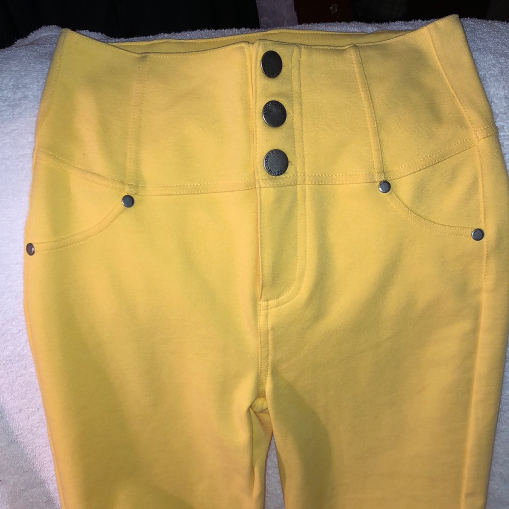 This is a sunny beautiful lemon yellow CONNECTION 18 stretchy form fit pant.